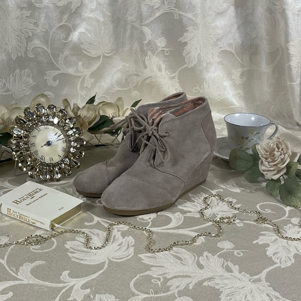 Tom’s Taupe Cream Tan Faux Suede Leather Lace-Up Ankle Heels Boots Autumn Winter